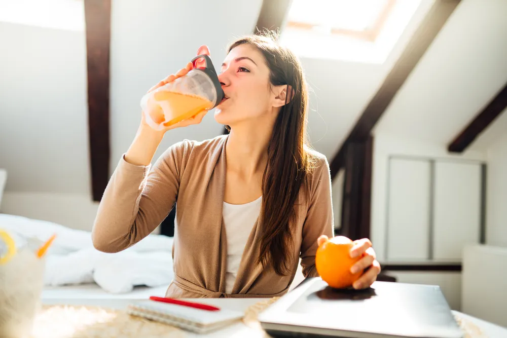 vrouw-drinkt-smoothie